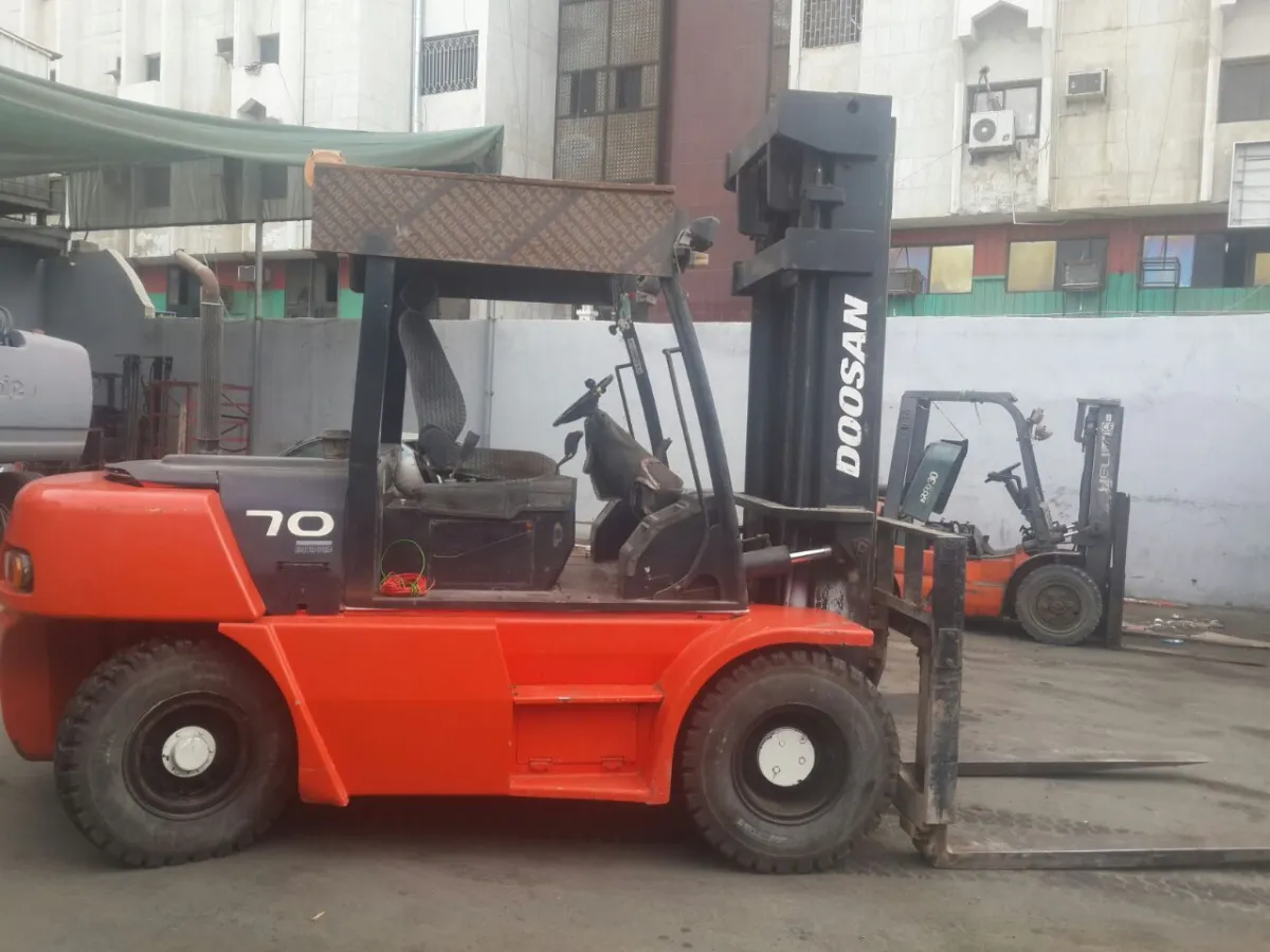 فورك لفت 7 طن — دوسان · D70S-5 · 2007 · برتقالي — صورة 2 من 3