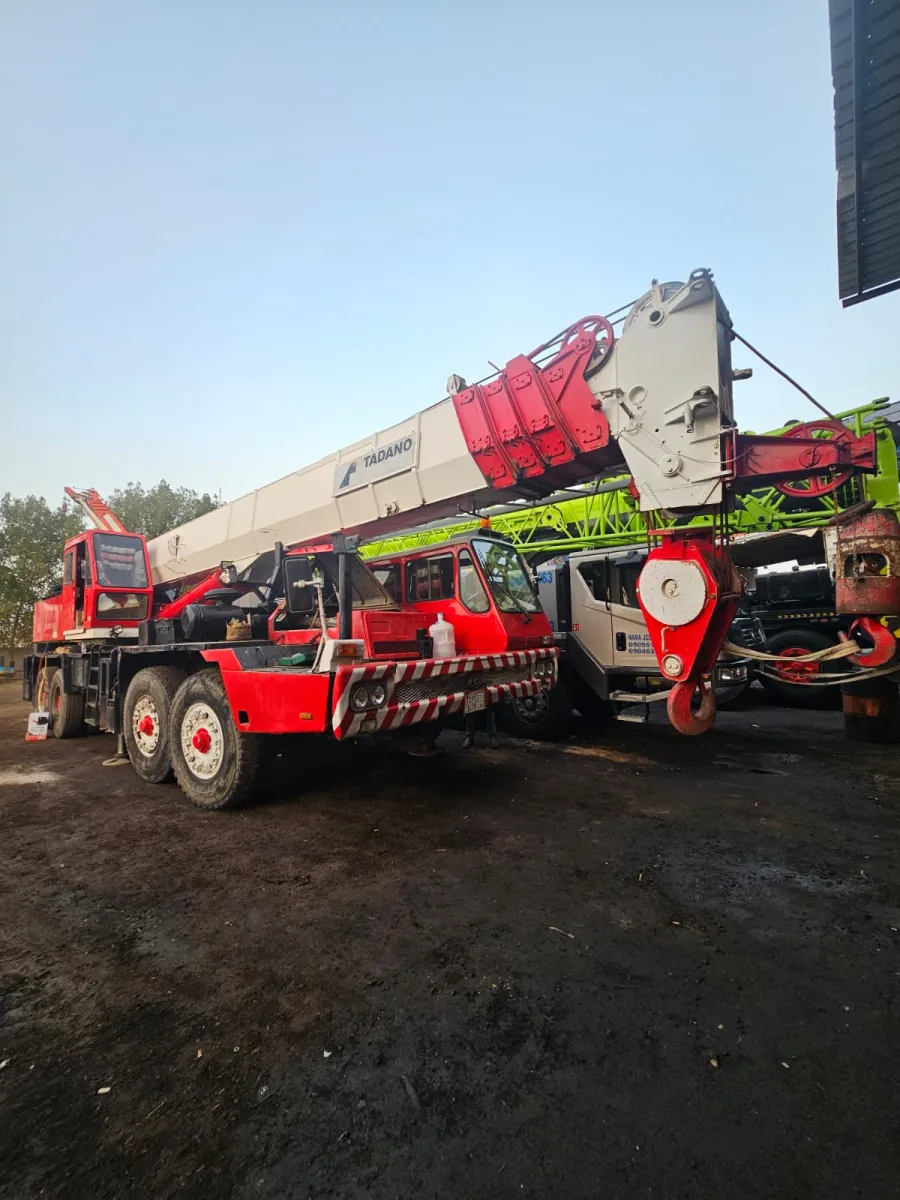 كرين 70 طن — تادانو · TG-700E-3 · 2001 · احمر/ابيض