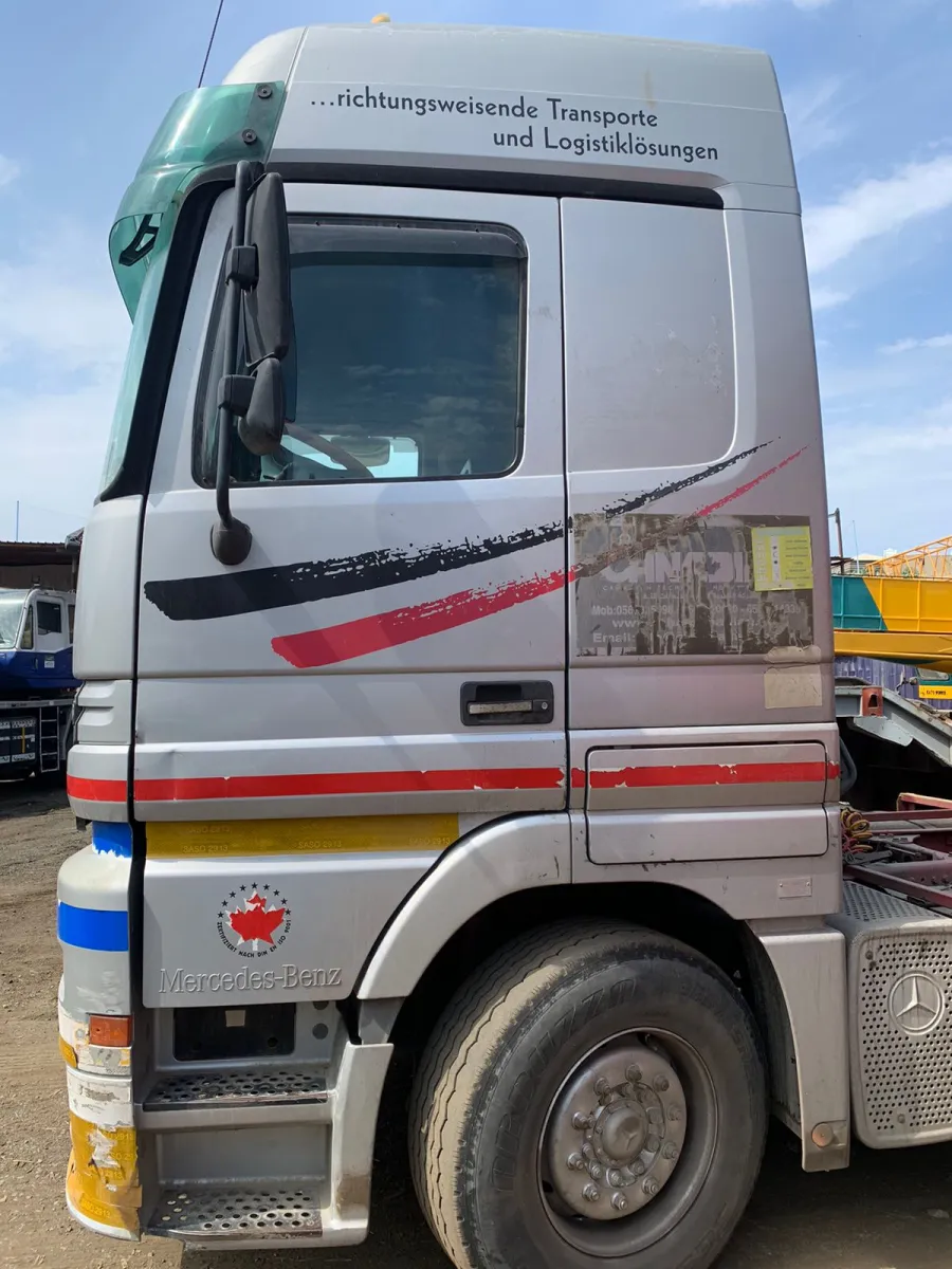ترلة رصاصي — مرسيدس · Actros 954.24 · 2002 · رصاصي — صورة 2 من 3